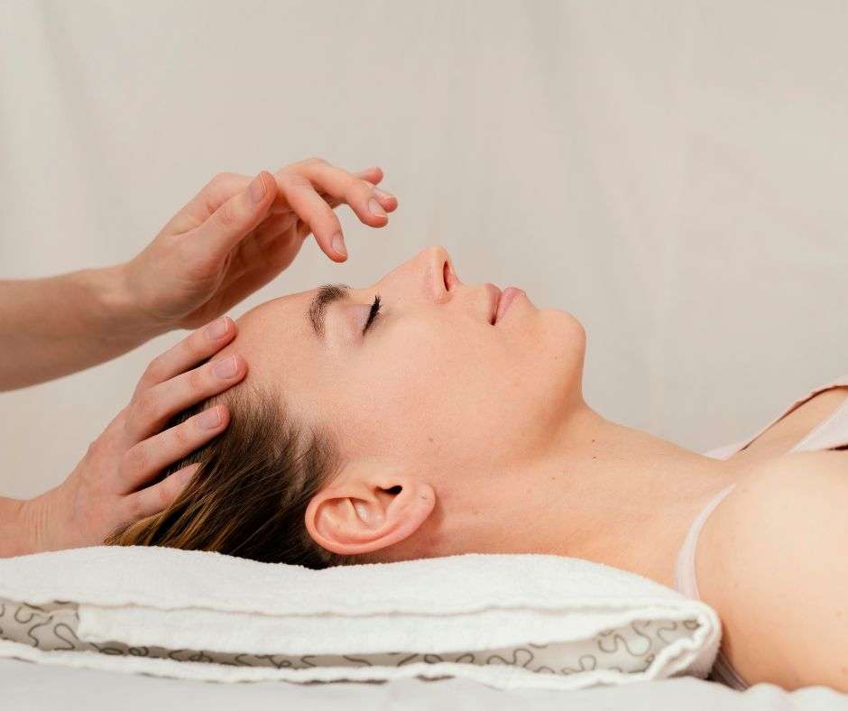 terapeuta tratando en una sesión de terapia neural